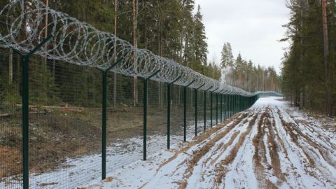 Латвия возвела на границе с Россией забор с колючей проволокой