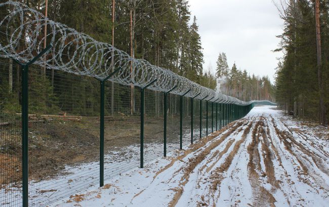 Латвия возвела на границе с Россией забор с колючей проволокой