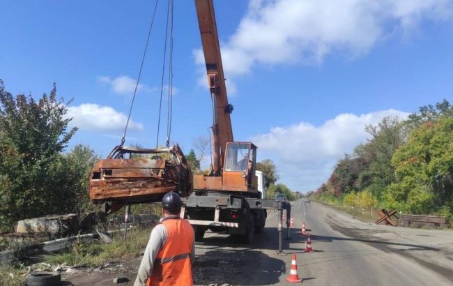 Дорожники начали восстанавливать трассы в освобожденных районах Донбасса