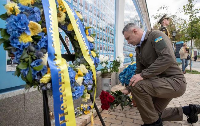 Кличко зустрівся з родинами загиблих воїнів та поклав квіти до Стіни пам&rsquo;яті