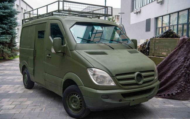 Порошенко передал разведчикам Нацгвардии бронемашину