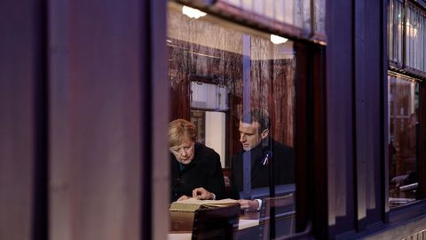 Макрон раскритиковал страны ЕС за полное закрытие границ в условиях пандемии COVID-19