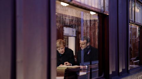 Макрон и Меркель готовят инициативу по выходу ЕС из коронакризиса