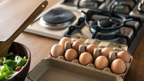 Будут легко чиститься: шеф-повар показал, что нужно сделать с яйцами перед варкой