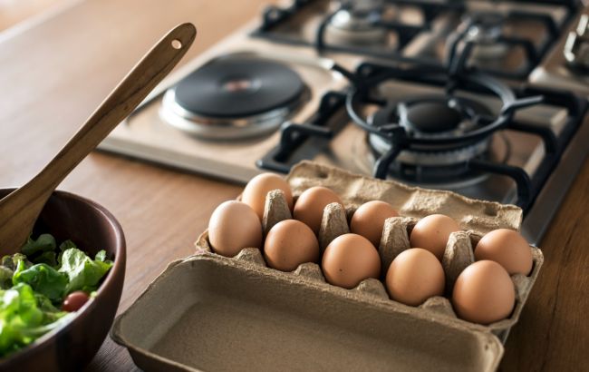 Будуть легко чиститися: шеф-кухар показав, що потрібно зробити з яйцями перед варінням