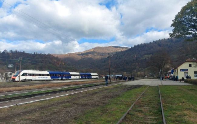 Відновленою залізницею в Карпатах до Румунії пройшов перший пасажирський поїзд