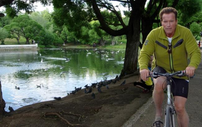 Арнольда Шварценеггера задержали за езду на велосипеде без шлема