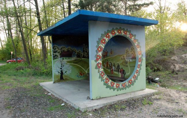 У Київській області місцева художниця розмалювала зупинки (фото)