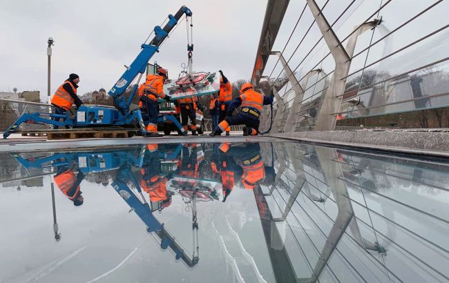 Кличко повідомив про завершальні роботи з ремонту "скляного" мосту