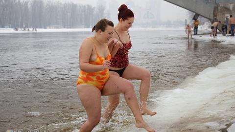 Водохреща 2018: лікарі пояснили користь і шкоду купання у крижаній воді