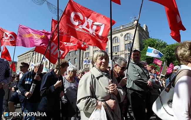 "Змусимо олігархів ділитися": як у Києві пройшов першотравневий марш до Дня праці (фоторепортаж)