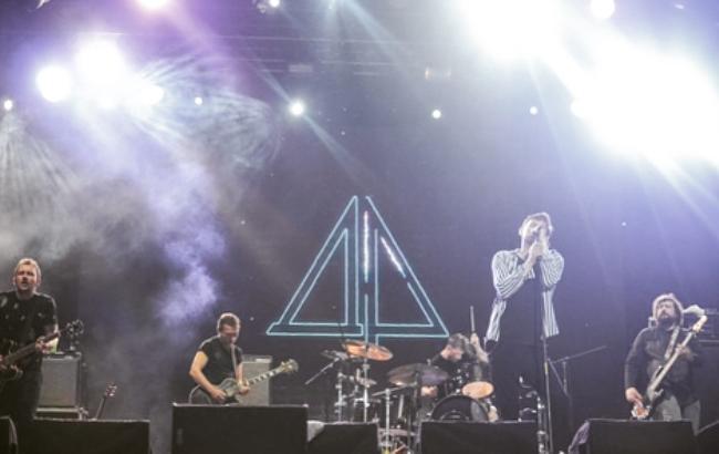 Автомобиль известного украинского музыканта раздавило дерево (фото)