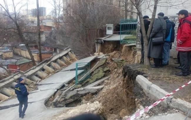 В обвалі будинку на Червонозоряному відновили водопостачання
