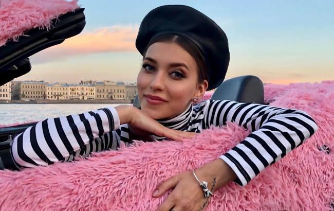 Сладкий поцелуй: украинская ведущая засветилась в объятиях российского певца (видео)