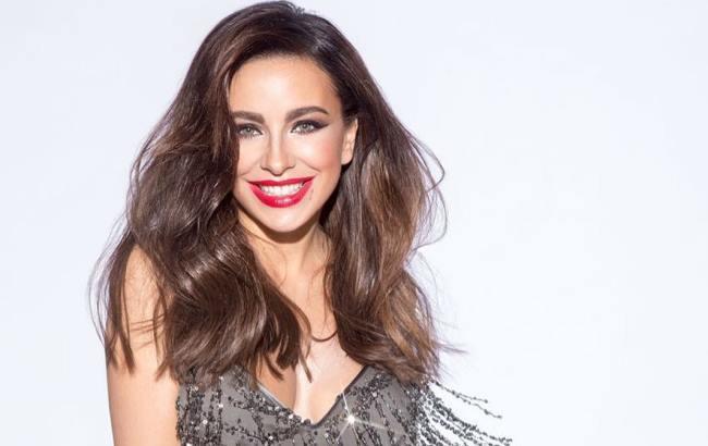 "Просто богиня": Ани Лорак покорила фанатов "сияющим" нарядом (фото)