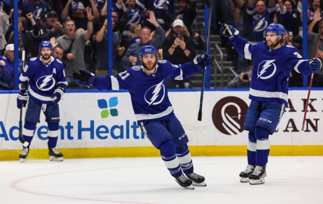 Форвард "Тампы" с дублем стал главной звездой вечера НХЛ: видео