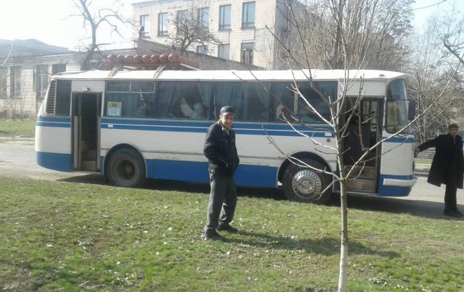 В Луганской области избирателей подвозили автобусом