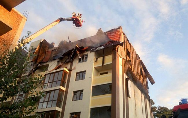У Києві горіла п'ятиповерхівка, загорілось 800 "квадратів"
