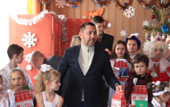 Стрихарский поздравил детей и раздал 1500 подарков в общинах Черкасской области
