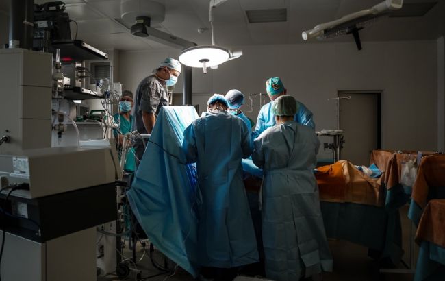 Украинские врачи без света прооперировали женщину с "большим сердцем": как они это сделали