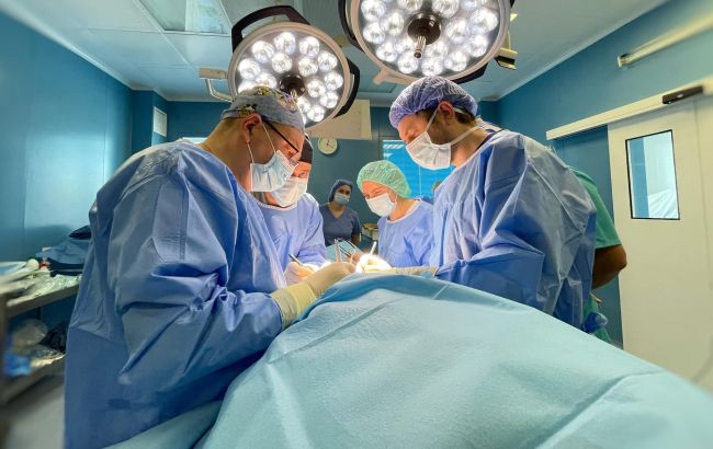 Получил самый ценный подарок от мамы: во Львове врачи пересадили почку парню