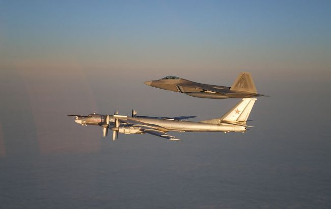 Американські F-22 перехопили російських бомбардувальників біля Аляски