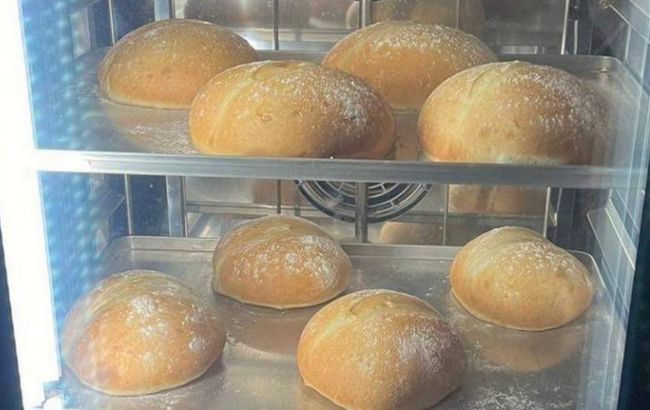 Порошенко показал первый хлеб, который печет волонтерская пекарня в Херсоне