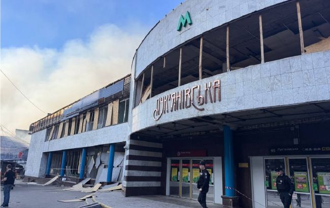 Станция метро "Лукьяновская" возобновила работу, но один из выходов закрыт