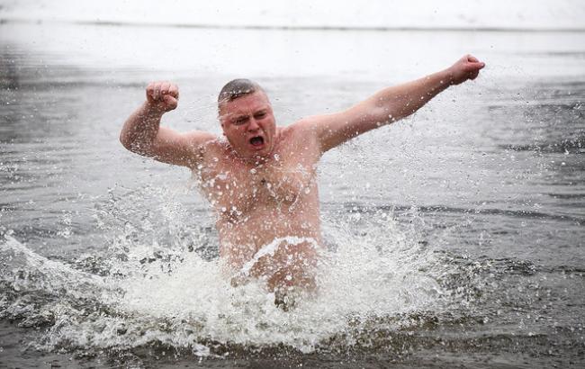 На київських пляжах масово відзначили Хрещення: фоторепортаж