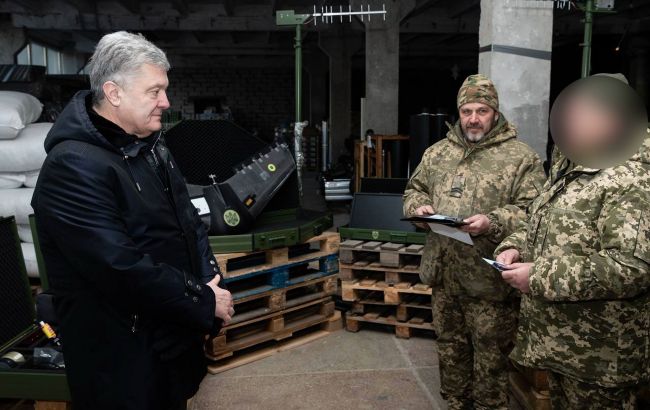 Порошенко передав розвідникам комплекс БПЛА "Валькірія"