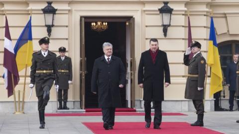Порошенко розпочав зустріч з президентом Латвії