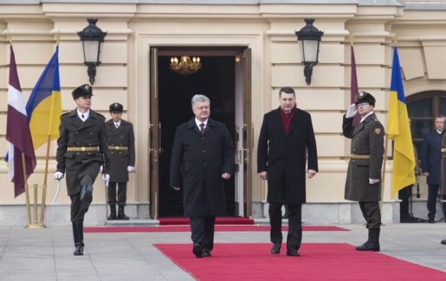 Порошенко розпочав зустріч з президентом Латвії