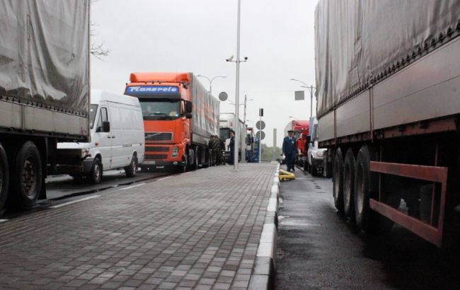 На границе с Польшей образовалась очередь из сотен грузовиков