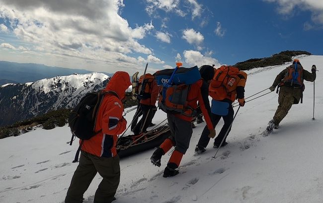 В Карпатах на снежном карнизе спасатели обнаружили тело туриста