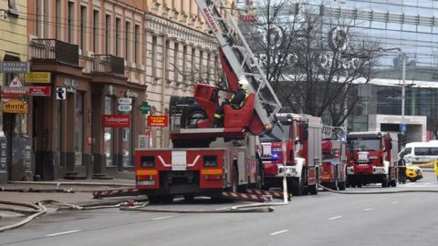 Три человека задержаны по делу о пожаре в хостеле в центре Риги