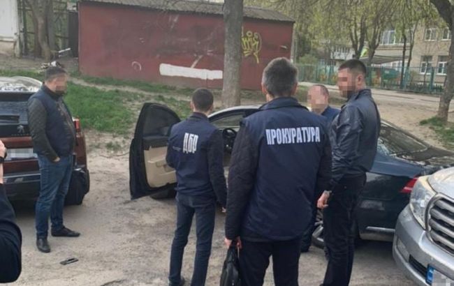 У Львові на хабарі затримали поліцейського: вимагав гроші за зміну запобіжного заходу