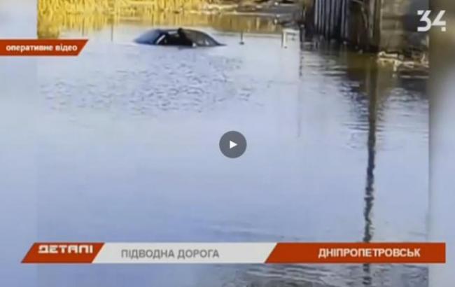 Автомобиль утонул посреди дороги