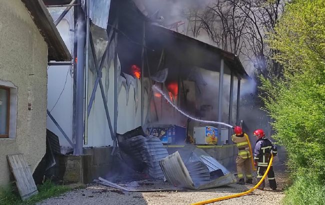 В Ивано-Франковске сгорел склад в районе аэропорта: пожар видно за десятки километров