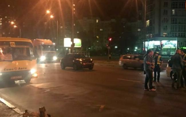 Бігла на червоне світло: у Києві авто збило пішохода