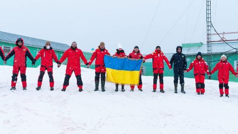 Ланцюг єдності в День Соборності України "протягнувся" до Антарктиди (фото)