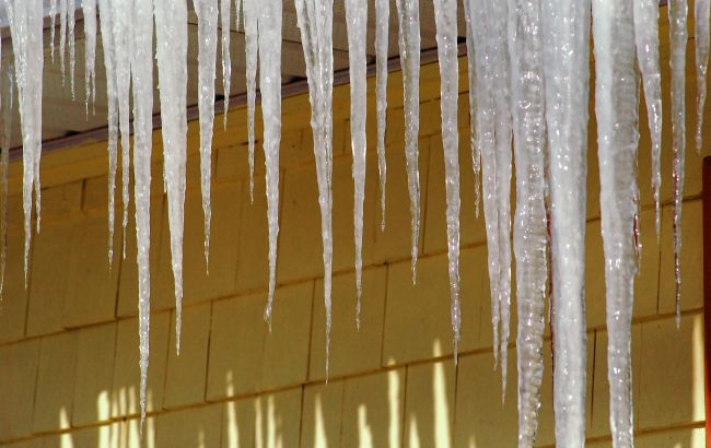 В России огромная сосулька "приземлилась" на голову генерала МЧС, его госпитализировали