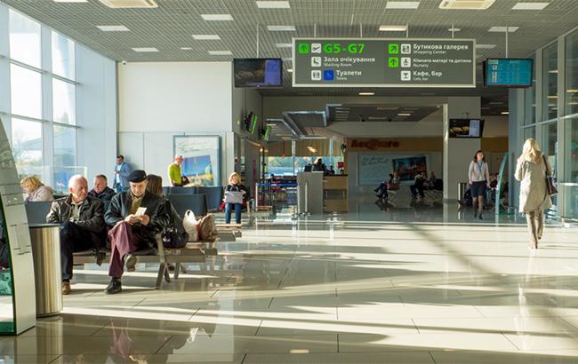 В киевском аэропорту застряли туристы с детьми