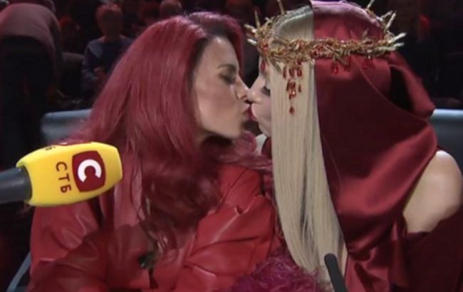 Каменських та Полякова злилися в пристрасному поцілунку (відео)