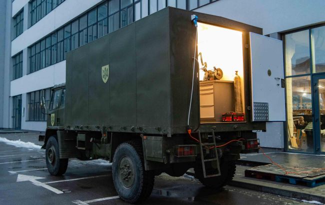 Порошенко передає у ДШВ першу пересувну майстерню на базі вантажівки DAF