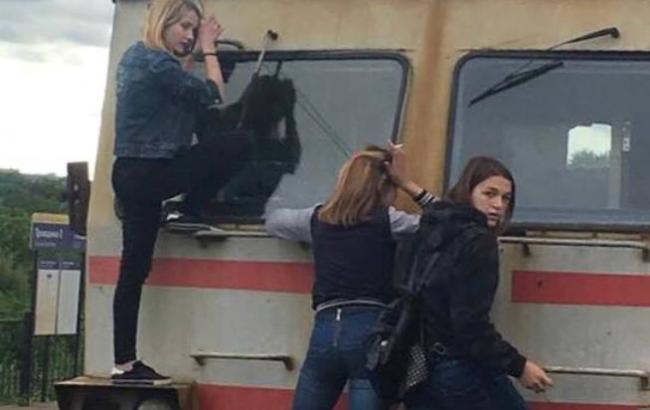 "Любителі екстриму": у Києві школярки проїхалися на вагонах електрички
