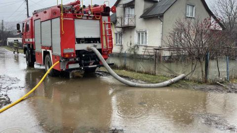Зсуви, підтоплені будинки та дороги: дощі спричинили повені на Закарпатті