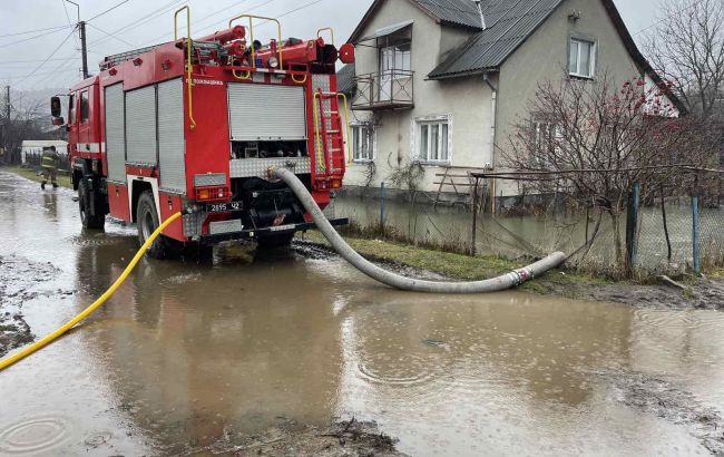 Оползни, подтопленные дома и дороги: дожди вызвали наводнения на Закарпатье