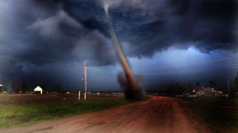Під Рівним пронісся потужний смерч: відео наслідків стихії