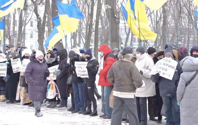 Під Радою влаштували мітинг через роботу Novus в Криму