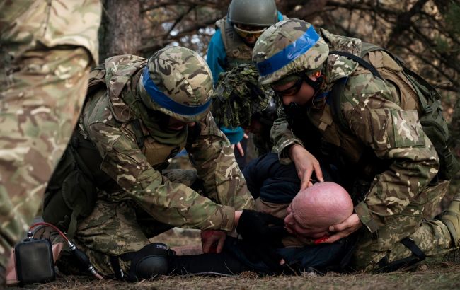 Изучают домедицинскую помощь. Генштаб показал новые фото с тренировок в Британии